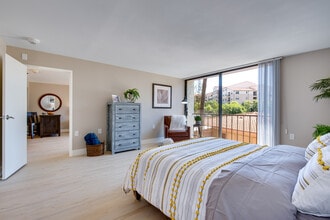 The Meridian at Laguna Hills - 55+ Senior Apartments in Laguna Hills, CA - Foto de edificio - Building Photo