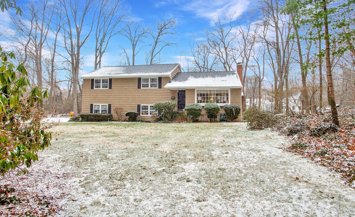 39 Whiffle Tree Ln in New Canaan, CT - Building Photo