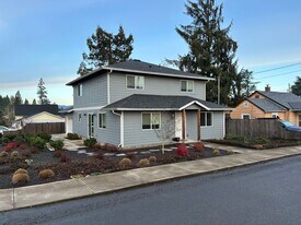 241 S Park St in Carlton, OR - Building Photo