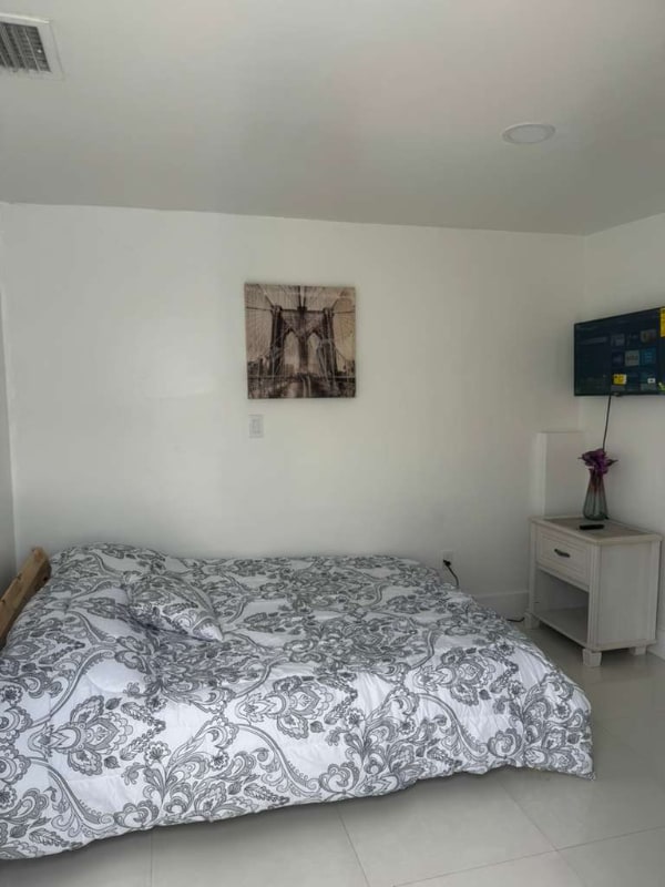 6242 SW 24th St in Miramar, FL - Building Photo - Building Photo