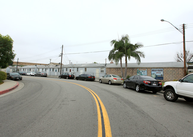 9725-9731 Beach St in Bellflower, CA - Foto de edificio - Building Photo