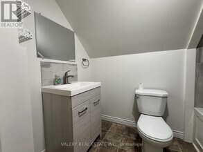 1091 Highland Ave in Windsor, ON - Foto de edificio - Building Photo