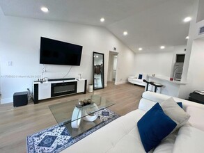 12870 Vista Isles Dr in Plantation, FL - Building Photo - Building Photo