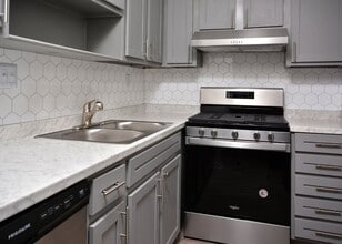 Chateau Apartments - New in Carrboro, NC - Foto de edificio - Building Photo