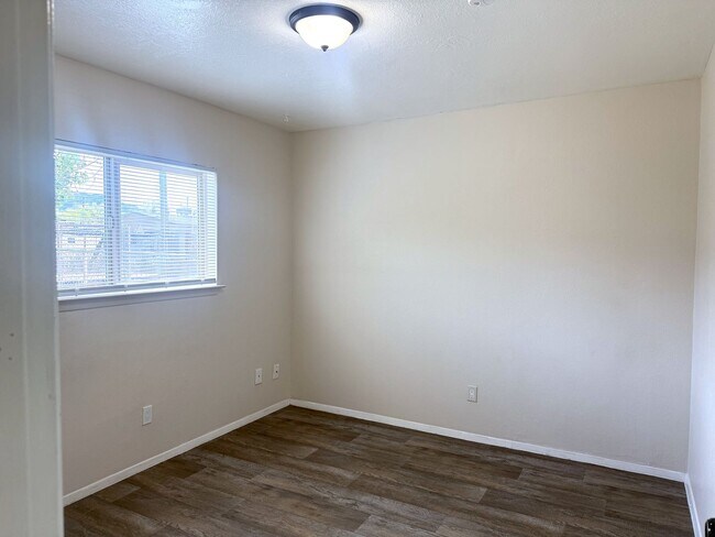 940 Chelwood Park Blvd NE in Albuquerque, NM - Foto de edificio - Building Photo