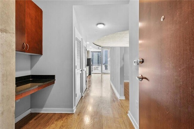 400 W Peachtree St NW, Unit 1010 in Atlanta, GA - Building Photo - Building Photo