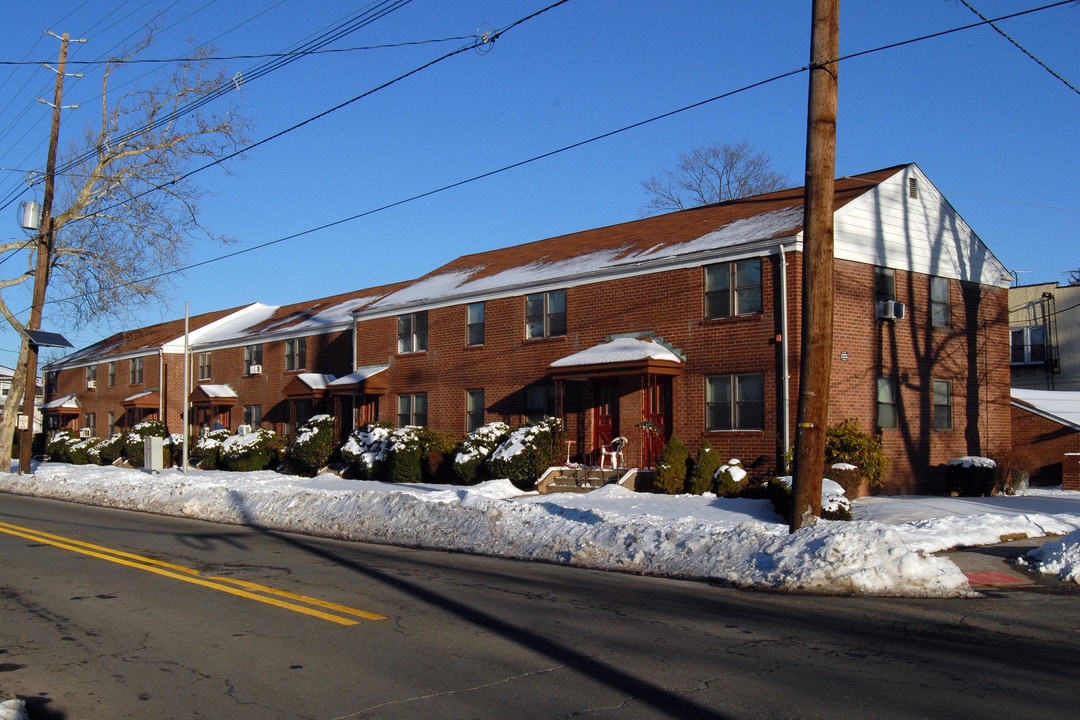 Virginia Gardens in Hasbrouck Heights, NJ - Foto de edificio