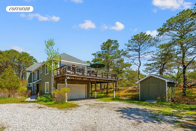 643 Lazy Point Rd in Amagansett, NY - Building Photo - Building Photo