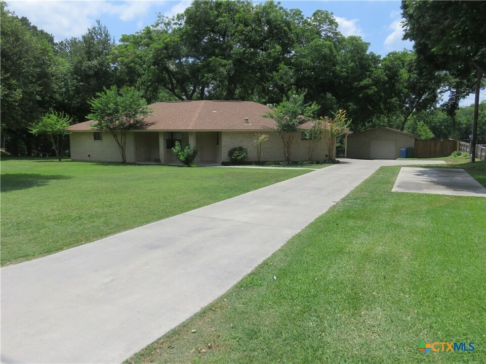 900 Boenig St in Seguin, TX - Building Photo