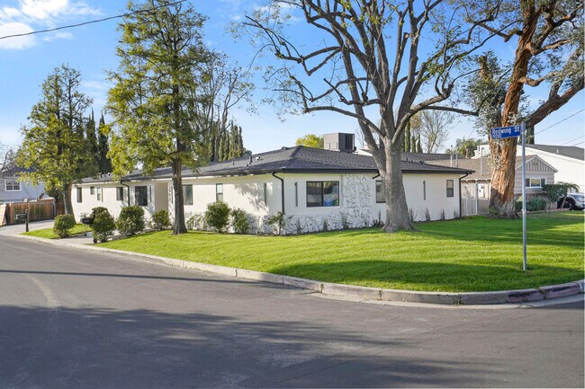 5503 Beckford Ave in Tarzana, CA - Foto de edificio - Building Photo