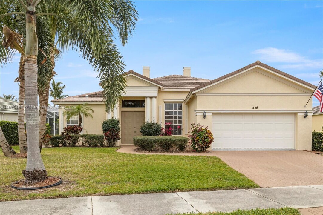 545 SW Lake Manatee Way in Port St. Lucie, FL - Building Photo