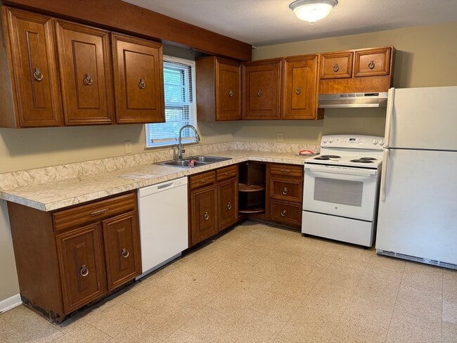 86 Oakwood Rd in East Lyme, CT - Building Photo - Building Photo