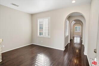 27866 Alta Vista Ave in Santa Clarita, CA - Foto de edificio - Building Photo