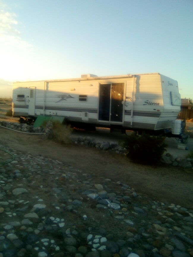 2910 Cerritos Ct, Unit Apartment in Thermal, CA - Building Photo - Building Photo