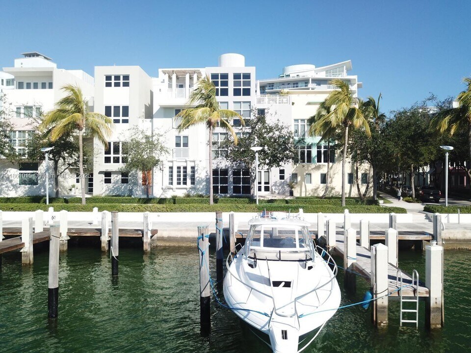 6101 Laguna Dr W in Miami Beach, FL - Foto de edificio