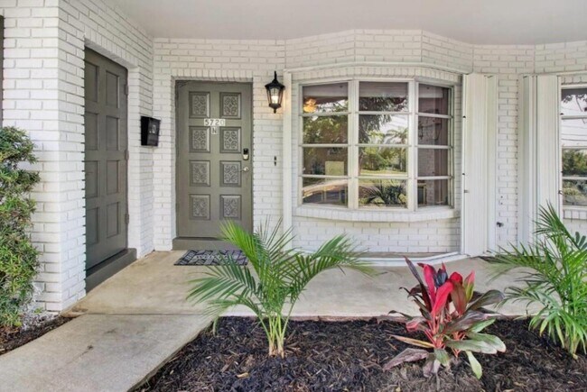 5720 NE 27th Ave in Fort Lauderdale, FL - Foto de edificio - Building Photo