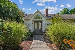 35 Halsey Rd in Southampton, NY - Building Photo