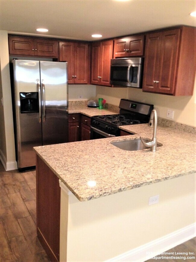 2433 N Meade Ave, Unit G in Chicago, IL - Foto de edificio - Building Photo