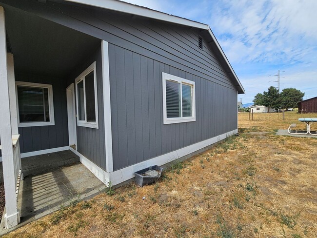 905 E White Birch Ave-Unit -Unit B in Ellensburg, WA - Building Photo - Building Photo