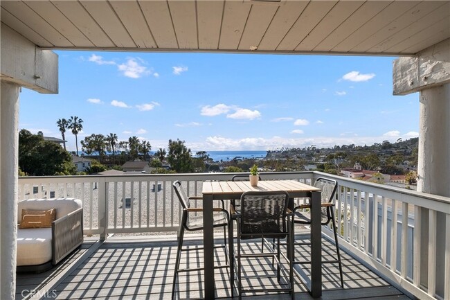 404 Loma Terrace, Unit B-303 in Laguna Beach, CA - Building Photo - Building Photo