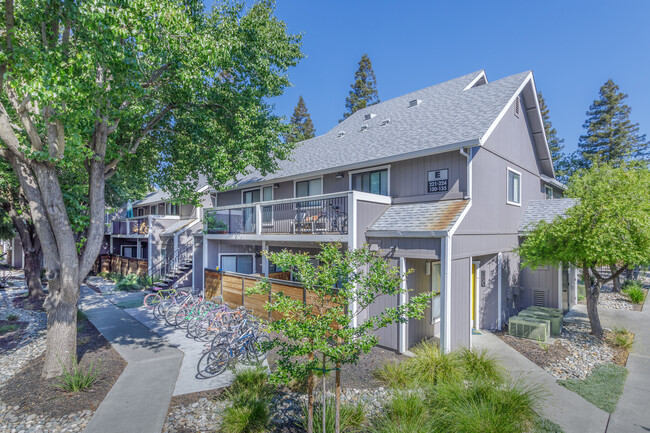 La Salle Apartments in Davis, CA - Foto de edificio - Building Photo