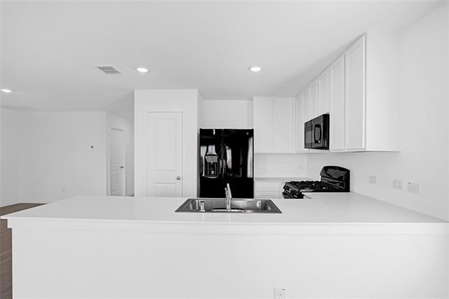 property at 818 Ginkgo Wy