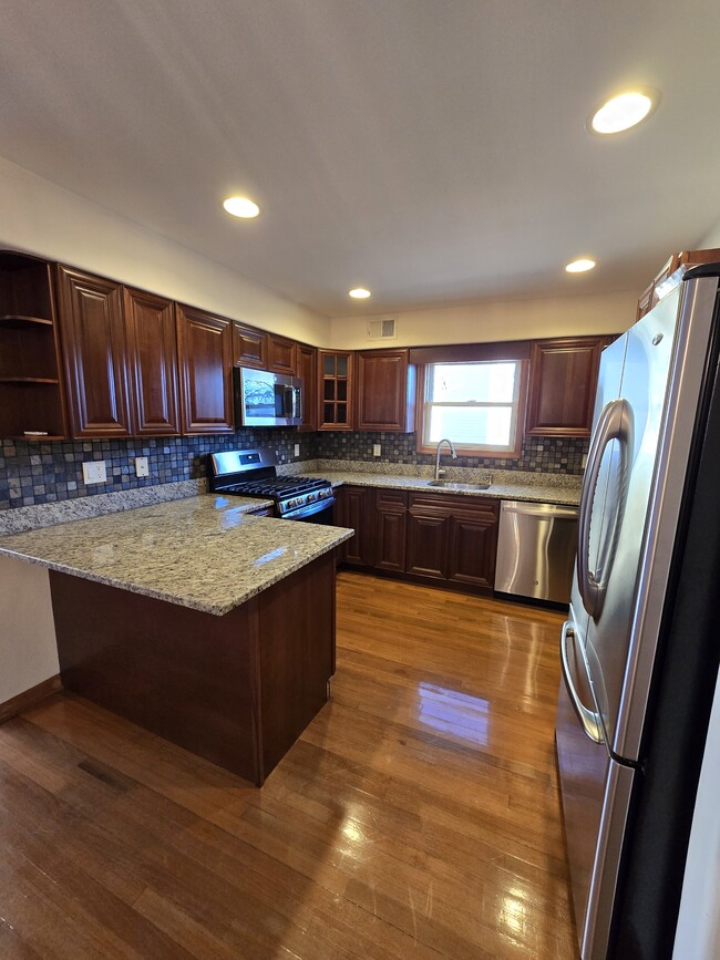 35 Hawkins St, Unit 1 in Newark, NJ - Foto de edificio - Building Photo