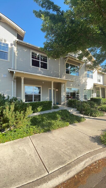 816 Pavilion Pl in Ashland, OR - Building Photo