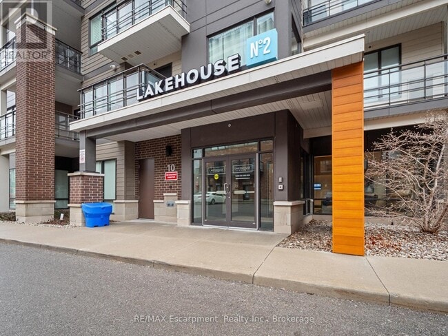 10 Esplanade Ln in Grimsby, ON - Building Photo - Building Photo