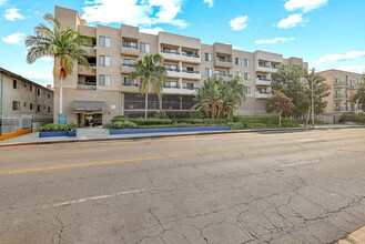 Regency Palm Court in Los Angeles, CA - Foto de edificio - Building Photo