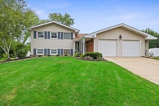 560 Glen Pl in Lombard, IL - Building Photo