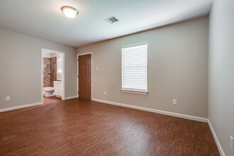 2005 Waco St in Dayton, TX - Building Photo - Interior Photo