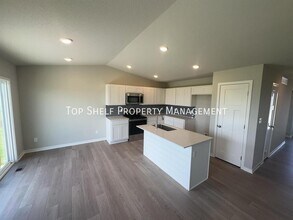420 NW Compass Ave in Waukee, IA - Building Photo - Building Photo