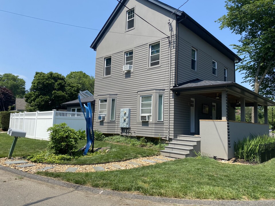 75 W Parish Rd, Unit #75 in Westport, CT - Building Photo