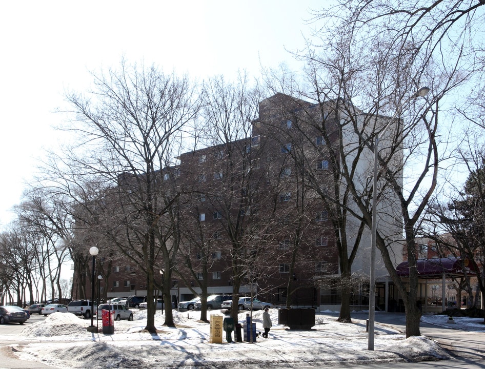 Lord Nelson Apartments in Burlington, ON - Building Photo