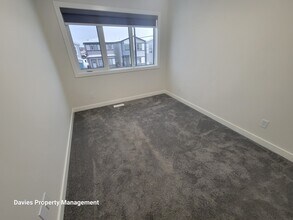 3213 Kulay Way SW in Edmonton, AB - Building Photo - Building Photo