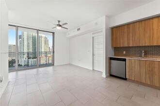 2150 N Bayshore Dr, Unit 2504 in Miami, FL - Foto de edificio - Building Photo