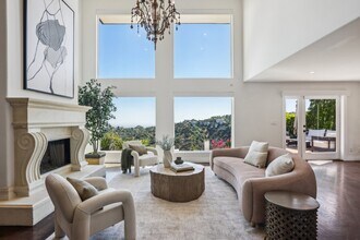 2411 Mount Olympus Dr in Los Angeles, CA - Foto de edificio - Building Photo