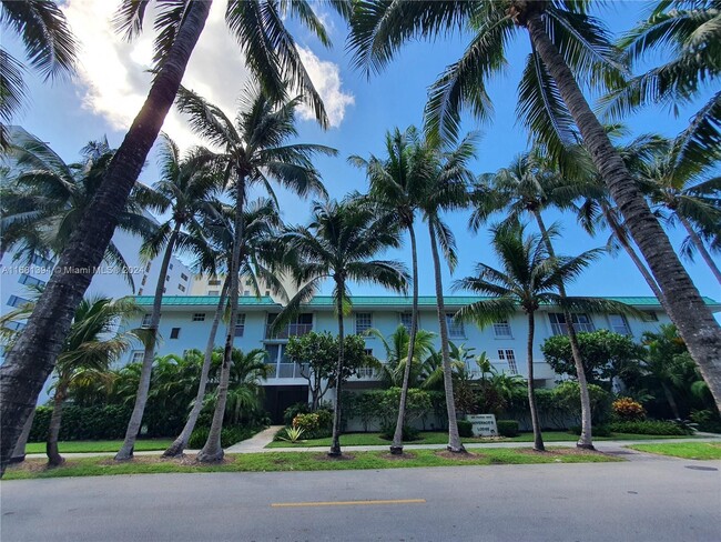 300 Sunrise Dr in Key Biscayne, FL - Foto de edificio - Building Photo