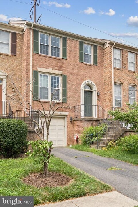 4262 Fox Lake Dr in Fairfax, VA - Foto de edificio