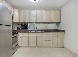 900 N Lake Shore Dr, Unit 2306 in Chicago, IL - Building Photo - Building Photo