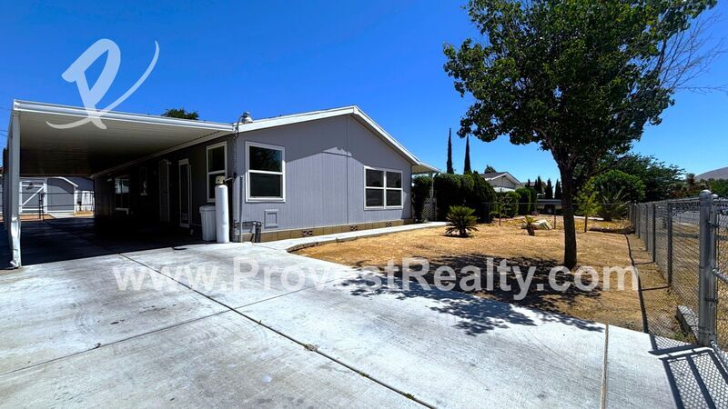 19172 Lindsay St in Hesperia, CA - Foto de edificio