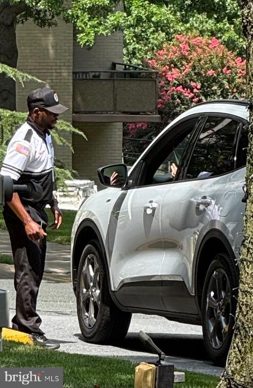 5225 Pooks Hill Rd in Bethesda, MD - Building Photo - Building Photo