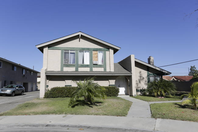 10571 Torrington Cor in Westminster, CA - Foto de edificio - Building Photo