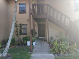 1108 Lakeview Dr E in Royal Palm Beach, FL - Building Photo