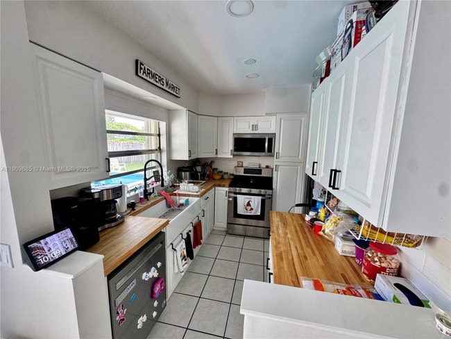 9955 SW 214th St in Cutler Bay, FL - Foto de edificio - Building Photo