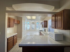 8412 Hoodsport Ave in Bakersfield, CA - Foto de edificio - Building Photo