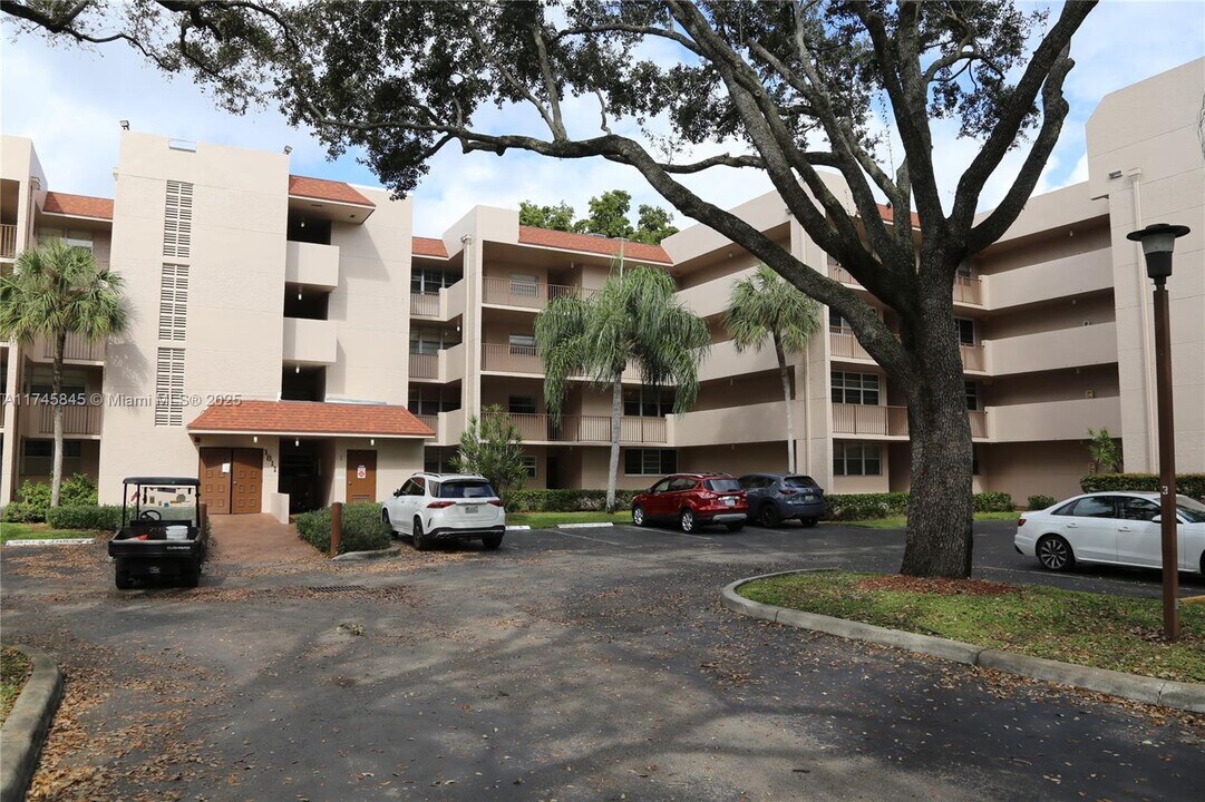 1811 Sabal Palm Dr in Davie, FL - Building Photo