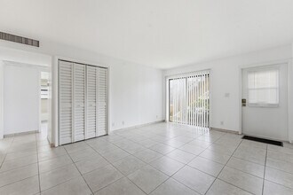 2671 Riverside Dr in Coral Springs, FL - Building Photo - Building Photo