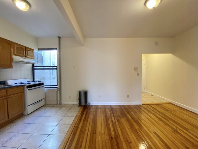 2323 28th Ave in Astoria, NY - Building Photo - Interior Photo